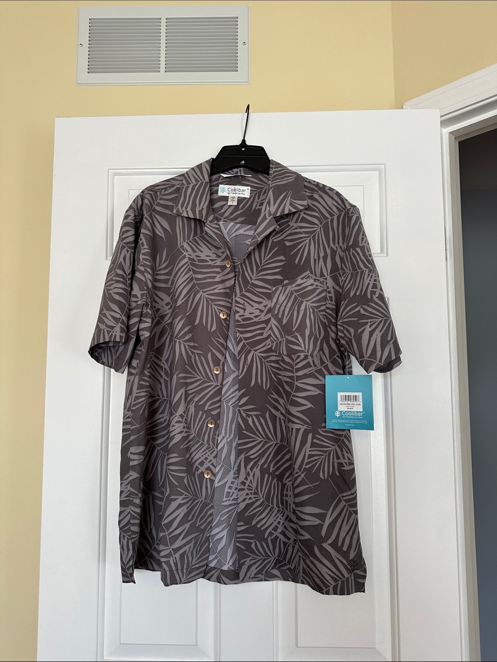 Coolibar UPF 50 Men's Gray Leaf-Print Short Sleeve Button Shirt NWT small